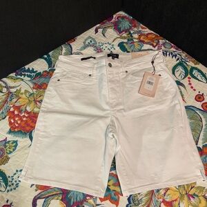 NWT - NYDJ Ella shorts in optic white